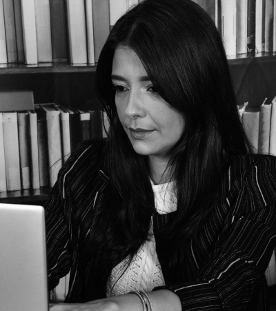 Michelle Leal é uma advogada criminalista experiente, especializada na defesa de direitos em investigações, processos criminais e Tribunal do Júri, oferecendo assessoria estratégica e representação jurídica eficiente.